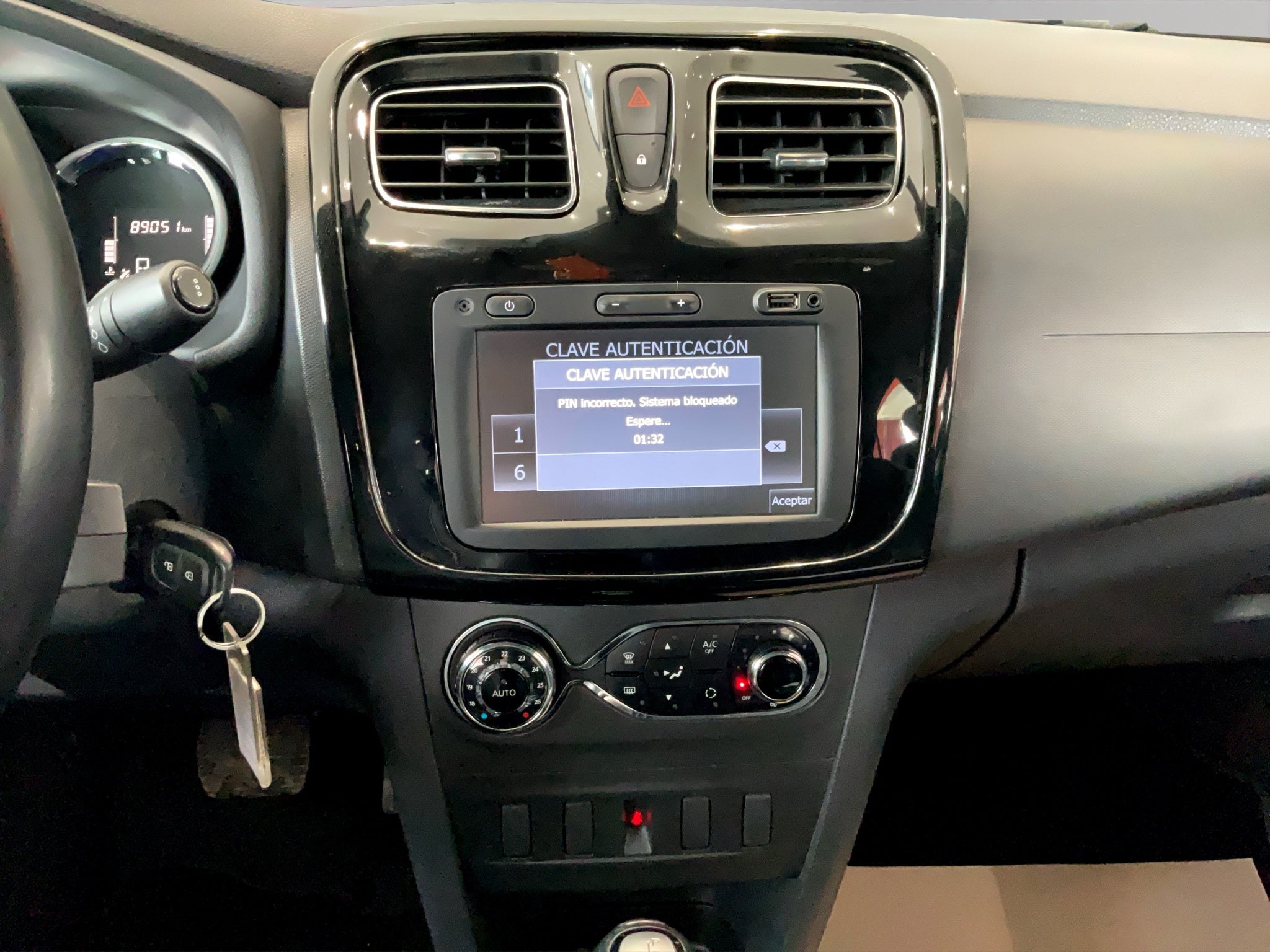 2023 Renault Logan 4 pts. Intens, 1.6l, TM5, RA-16 (línea nueva)