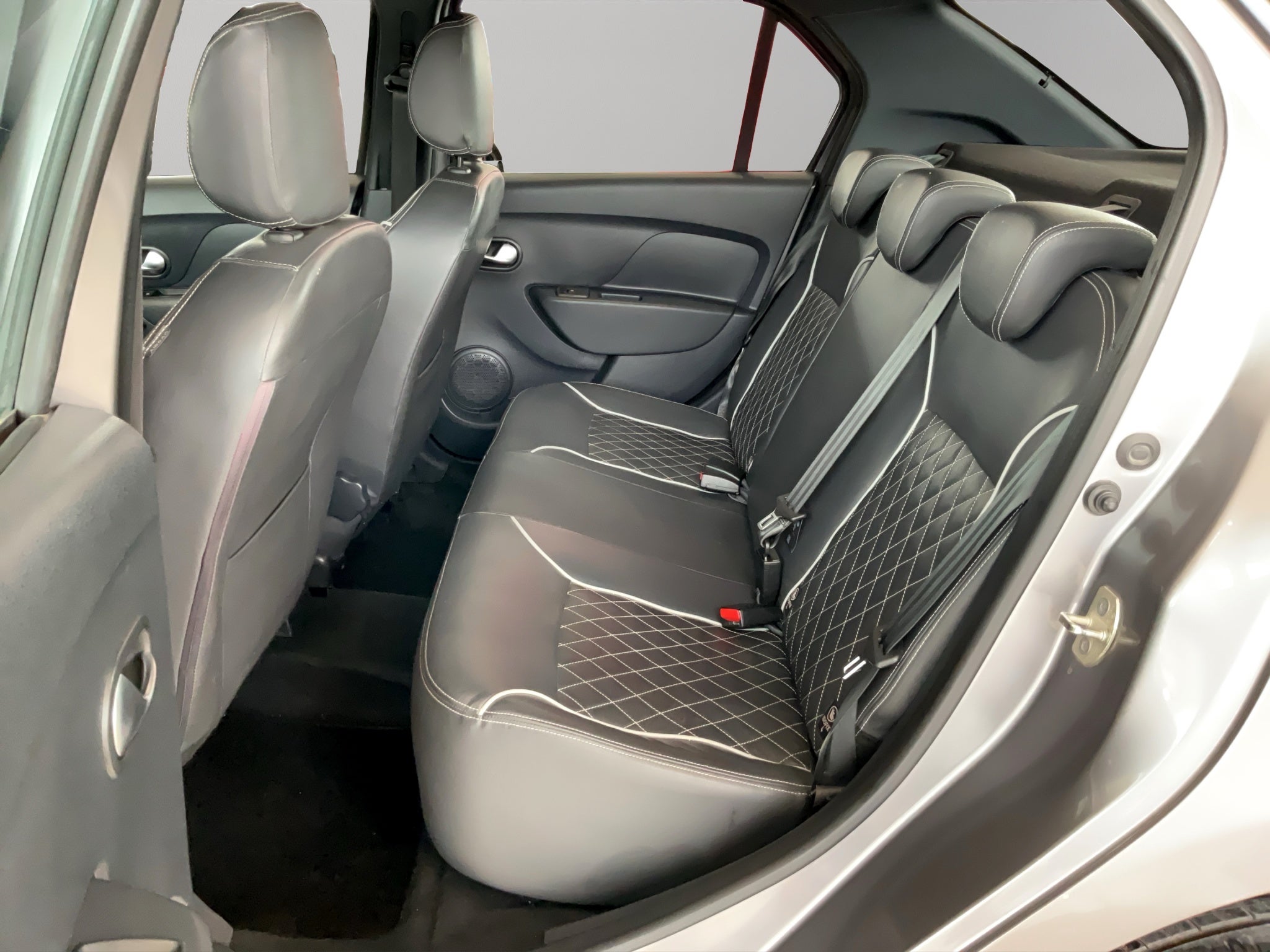 2023 Renault Logan 4 pts. Intens, 1.6l, TM5, RA-16 (línea nueva)