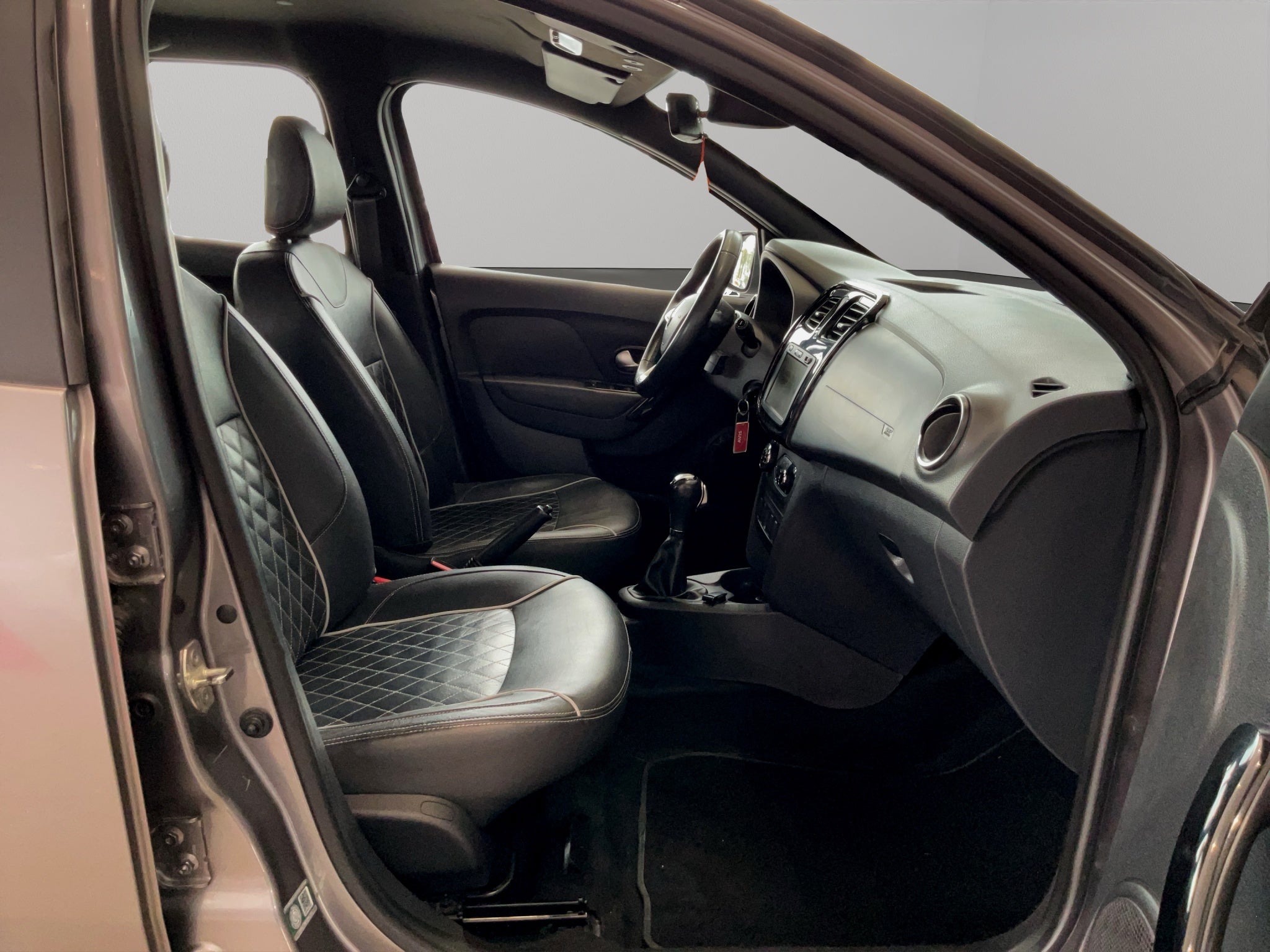 2023 Renault Logan 4 pts. Intens, 1.6l, TM5, RA-16 (línea nueva)