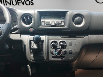 2025 Nissan Urvan Pasajeros 4 pts. Amplia, TM5, a/ac., desem. tras., 14 pas.