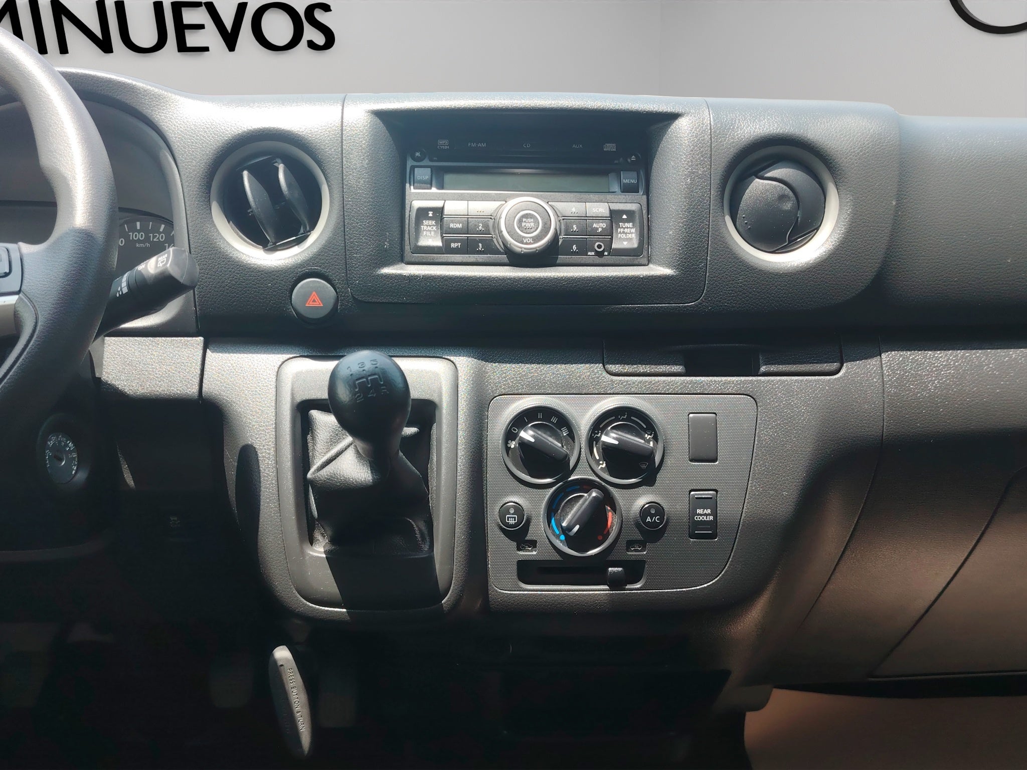 2025 Nissan Urvan Pasajeros 4 pts. Amplia, TM5, a/ac., desem. tras., 14 pas.