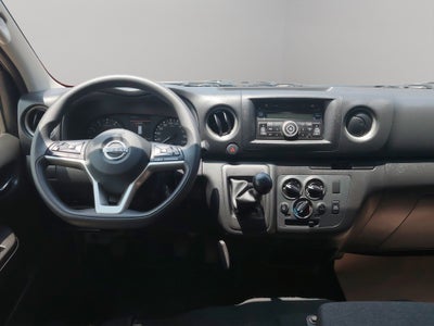 2025 Nissan Urvan Pasajeros 4 pts. Amplia, TM5, a/ac., desem. tras., 14 pas.