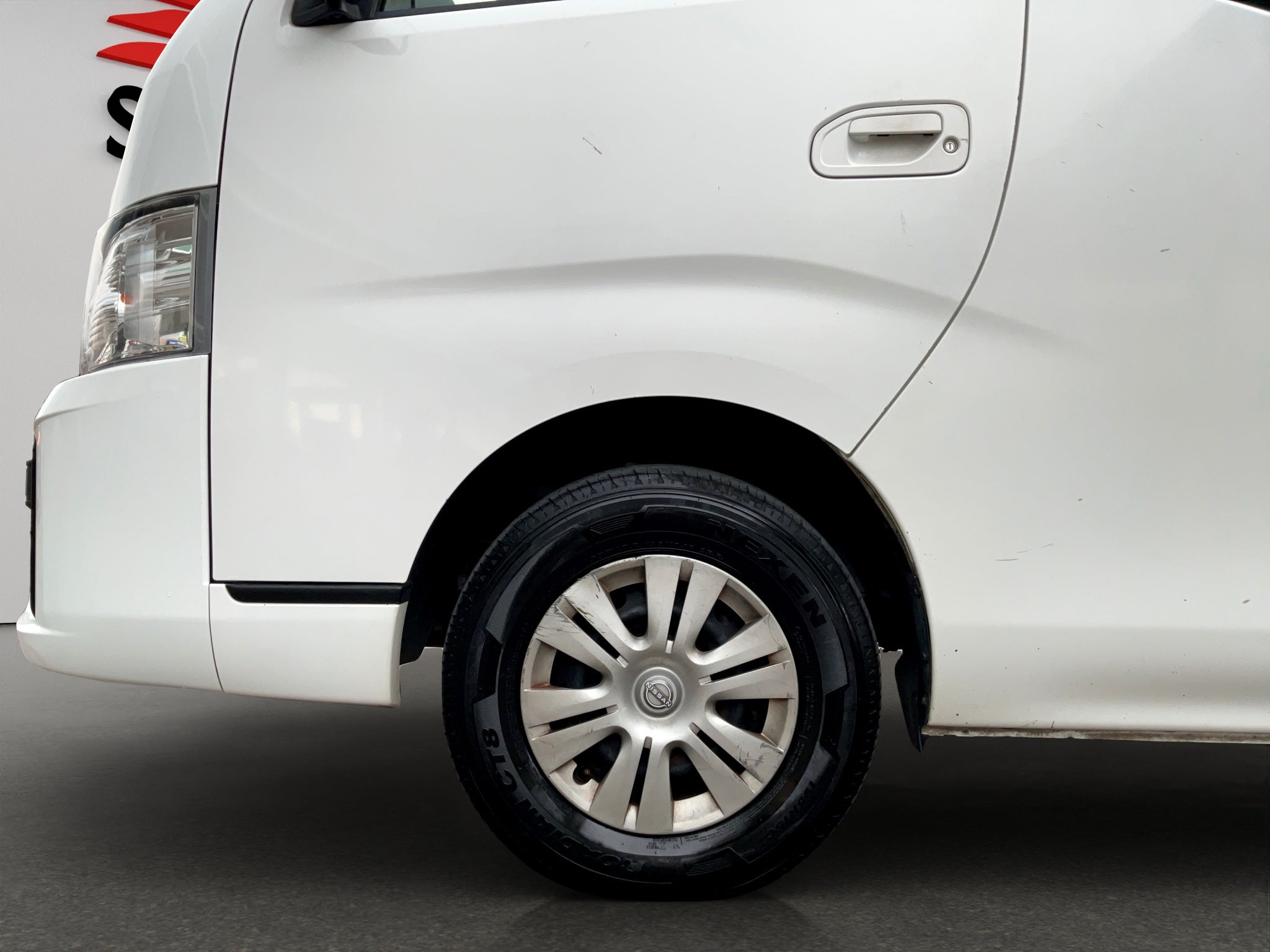 2023 Nissan Urvan Pasajeros 4 pts. Amplia, TM5, a/ac., desem. tras., 14 pas.