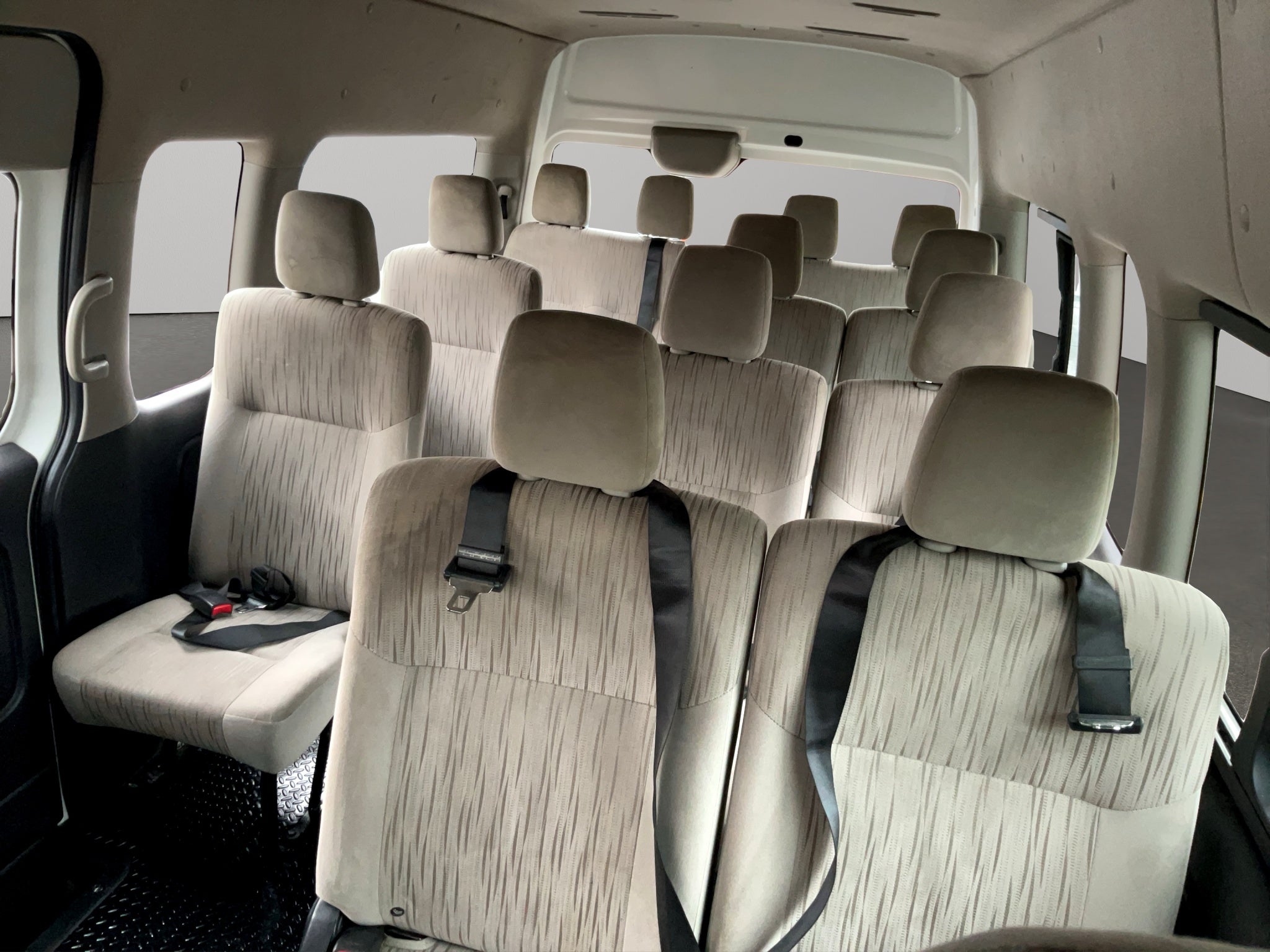 2023 Nissan Urvan Pasajeros 4 pts. Amplia, TM5, a/ac., desem. tras., 14 pas.