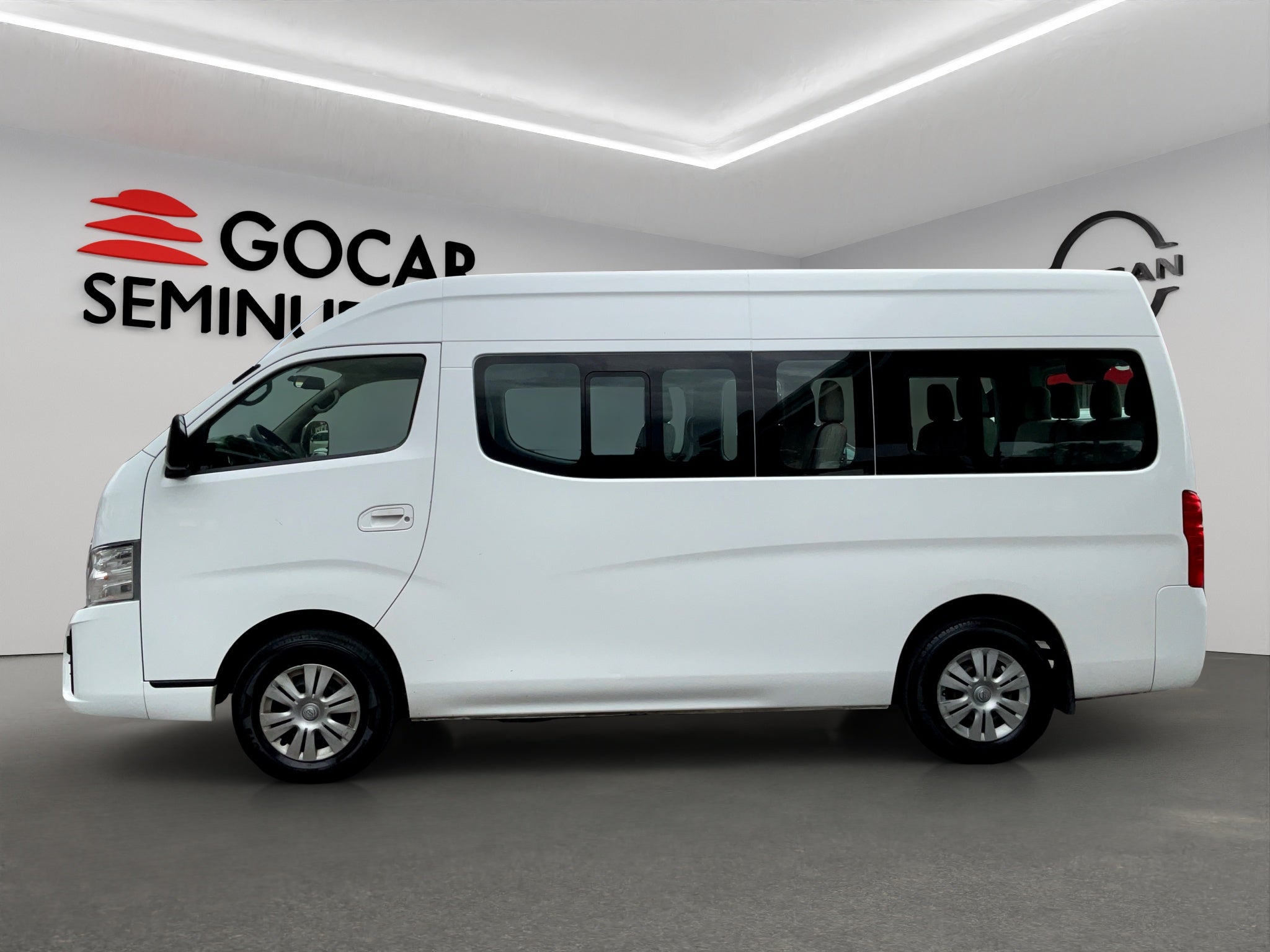 2023 Nissan Urvan Pasajeros 4 pts. Amplia, TM5, a/ac., desem. tras., 14 pas.