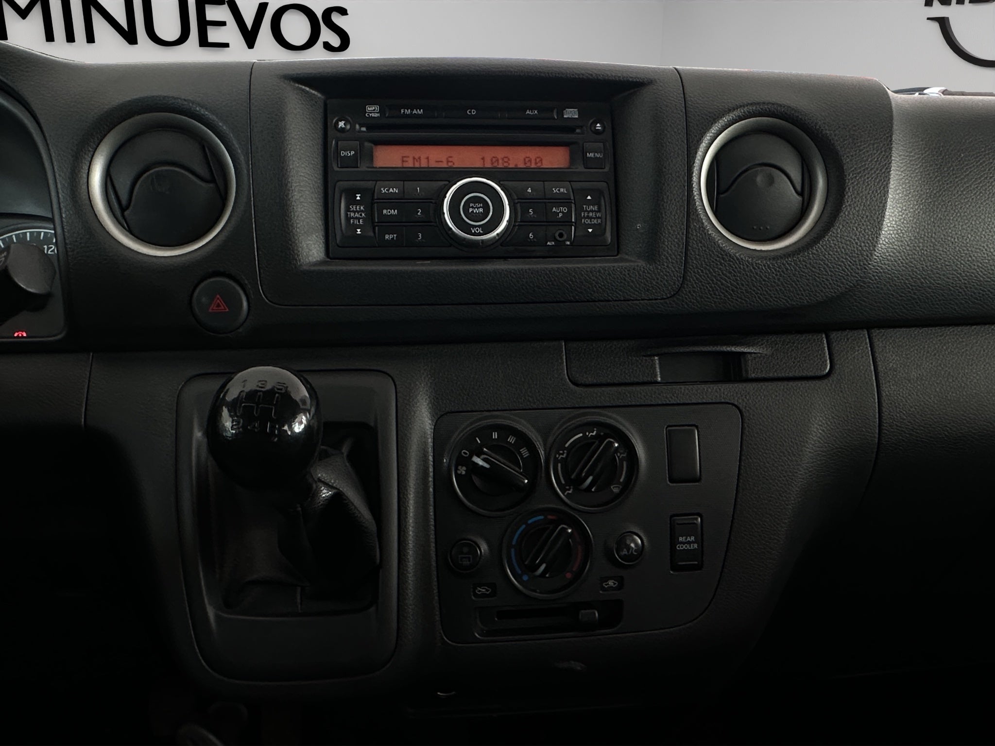 2023 Nissan Urvan Pasajeros 4 pts. Amplia, TM5, a/ac., desem. tras., 14 pas.