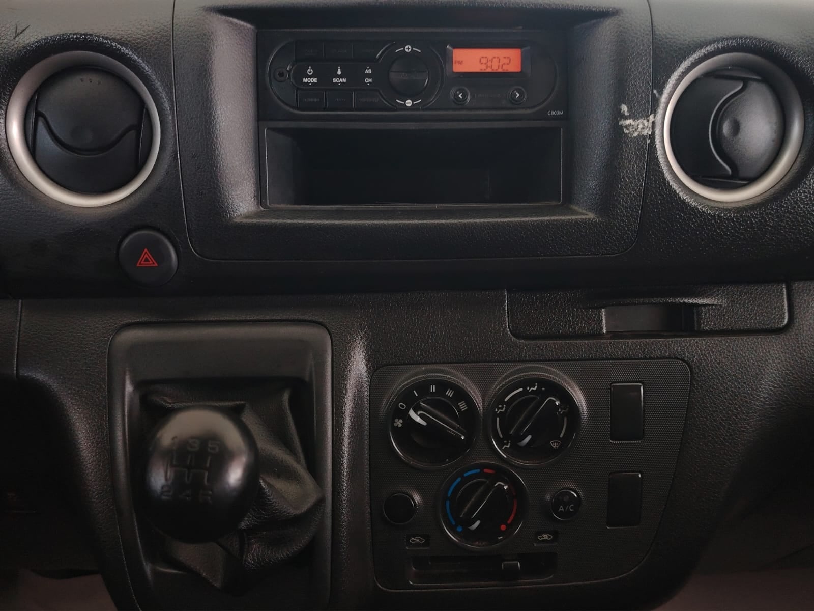 2024 Nissan Comerciales Urvan Panel 4 pts. Amplia, TM5, a/ac.