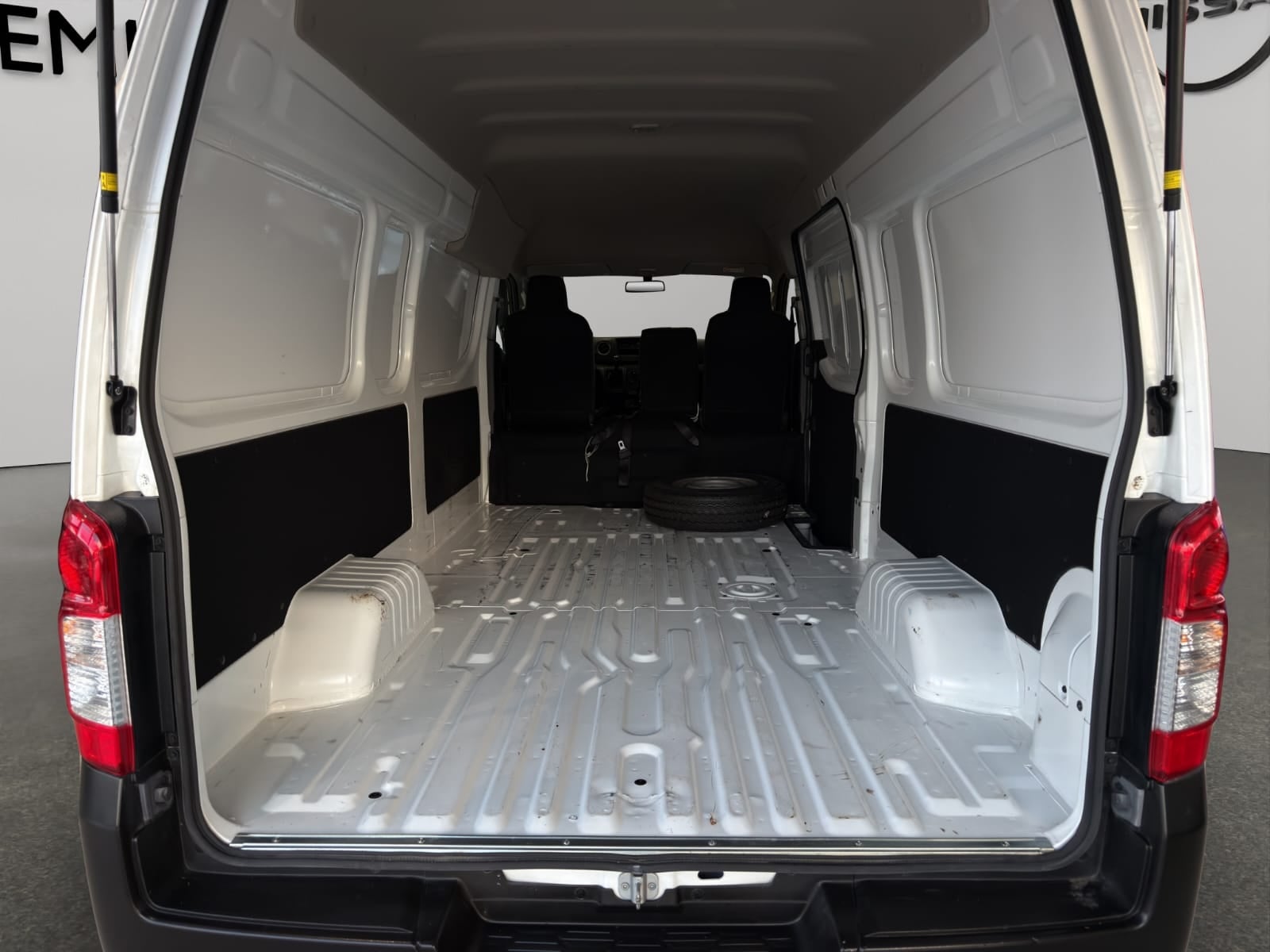 2024 Nissan Comerciales Urvan Panel 4 pts. Amplia, TM5, a/ac.
