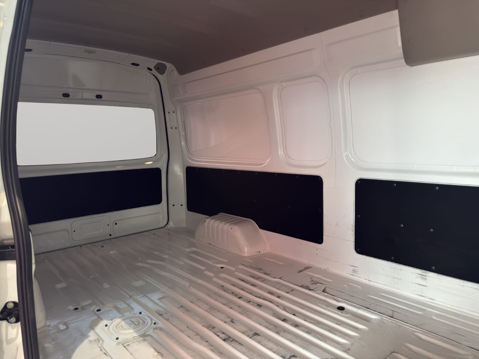 2024 Nissan Comerciales Urvan Panel 4 pts. Amplia, TM5, a/ac.