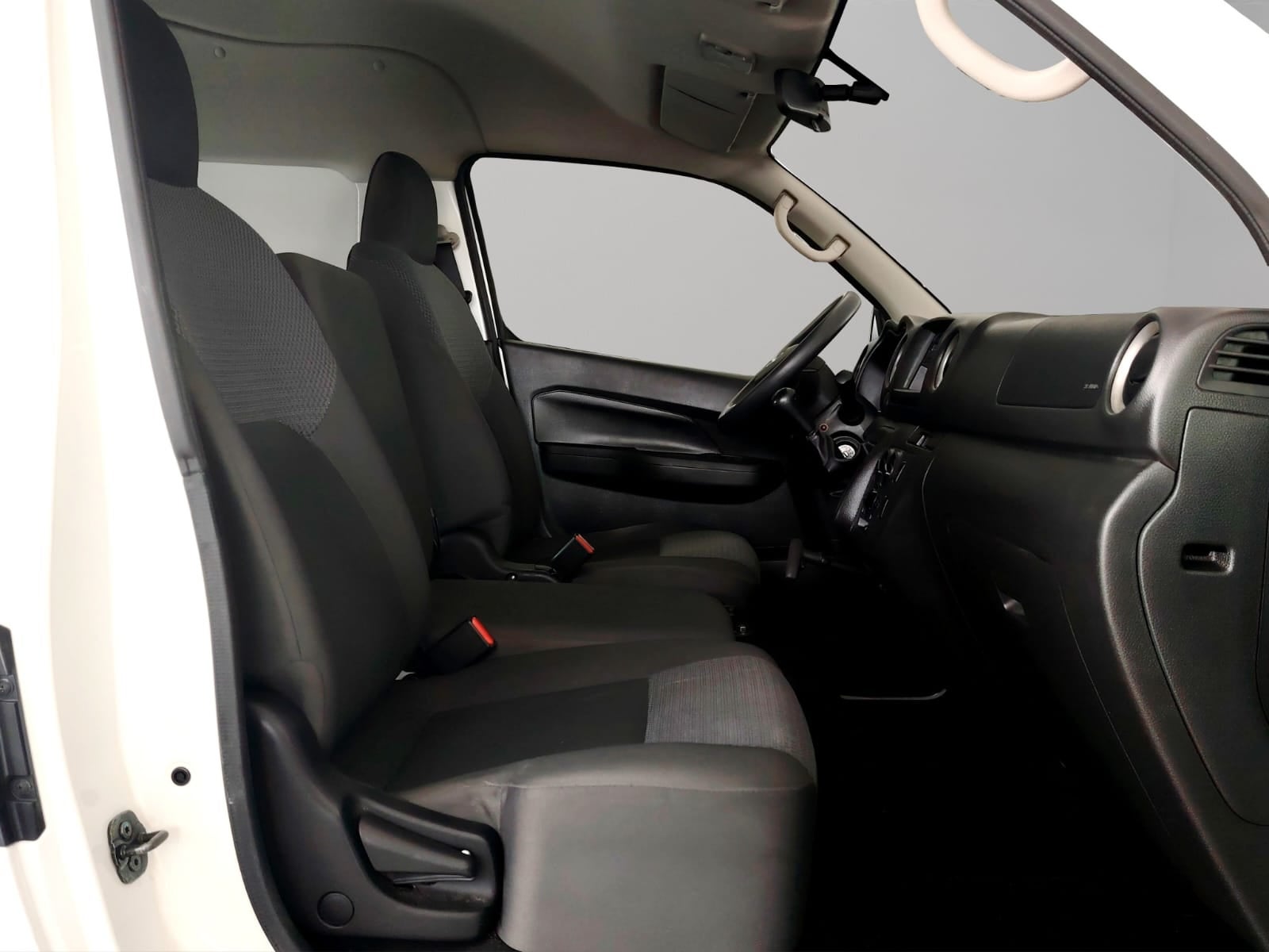 2024 Nissan Comerciales Urvan Panel 4 pts. Amplia, TM5, a/ac.