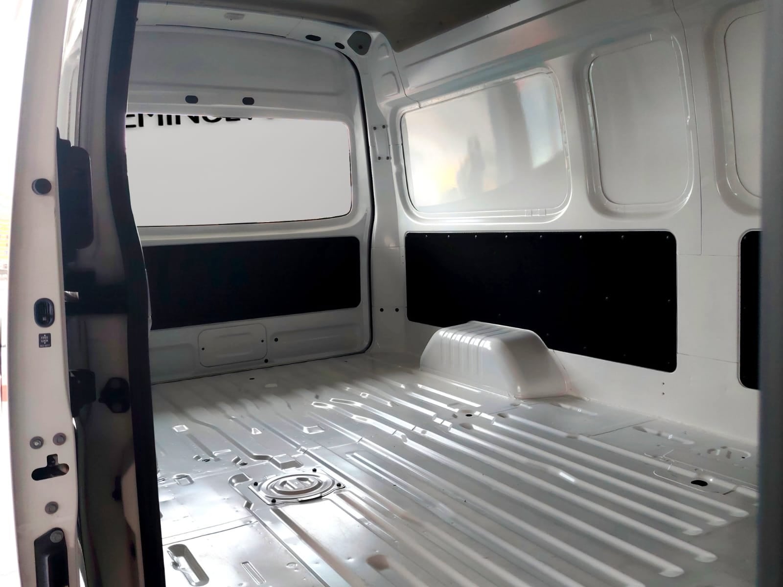 2024 Nissan Comerciales Urvan Panel 4 pts. Amplia, TM5, a/ac.