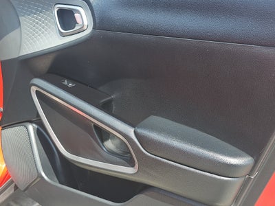 2022 Kia Soul VUD 5 pts. LX, 1.6l, TM6, a/ac., RA-16 (línea anterior)