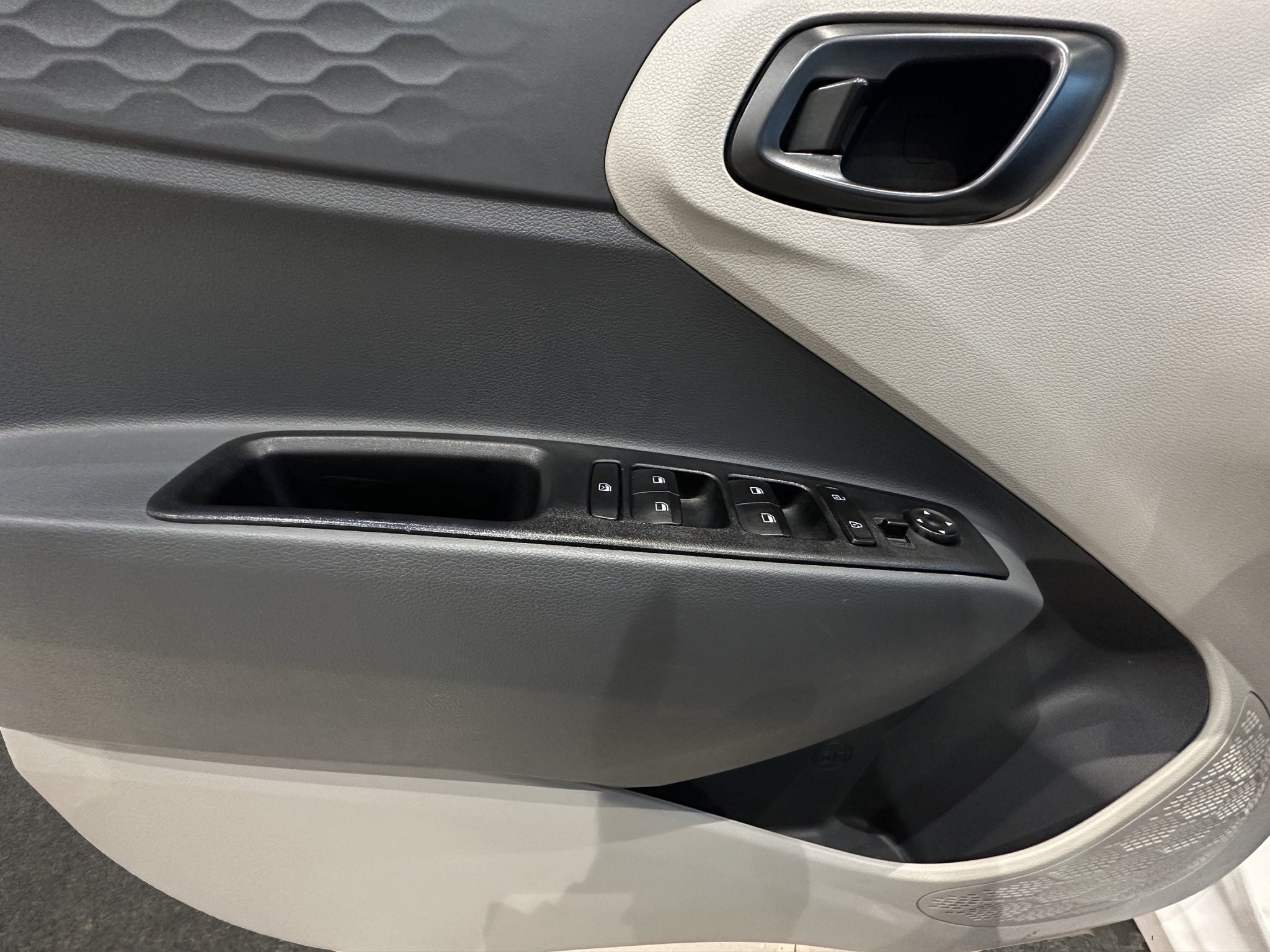 2024 Hyundai Grand i10 5 pts. HB GLS, TM5, VE, botón encend., RA-15 (cambio de línea)