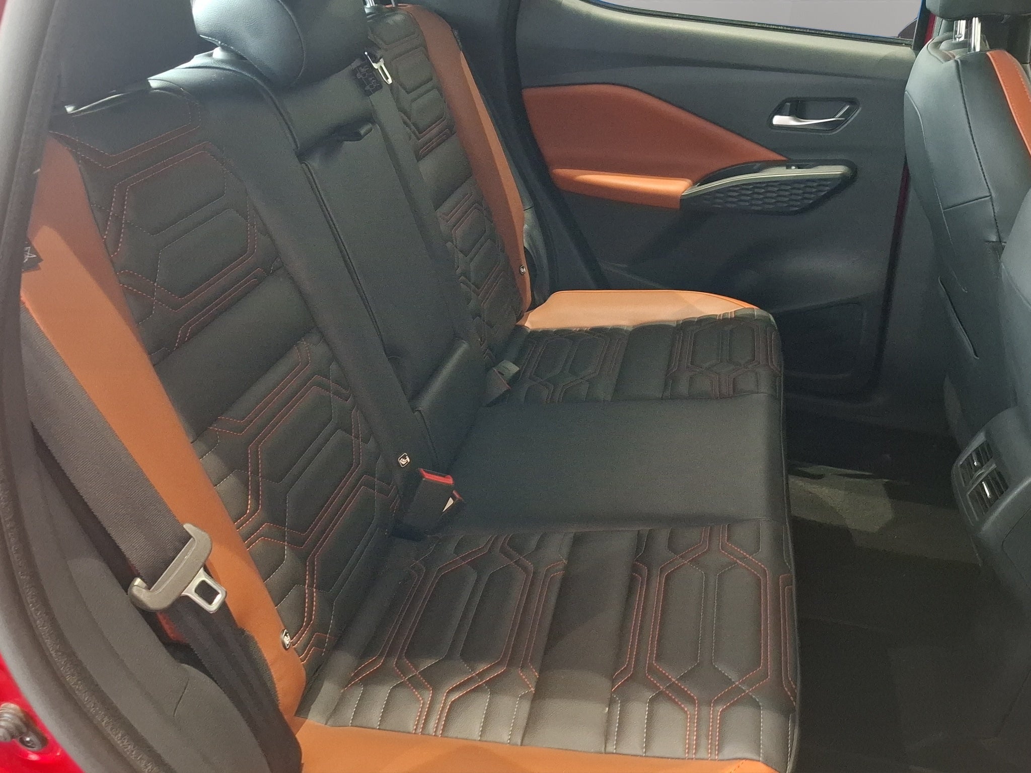 2025 Nissan Magnite VUD 5 pts. Exclusive, 1.0T, TM5, piel, RA-16