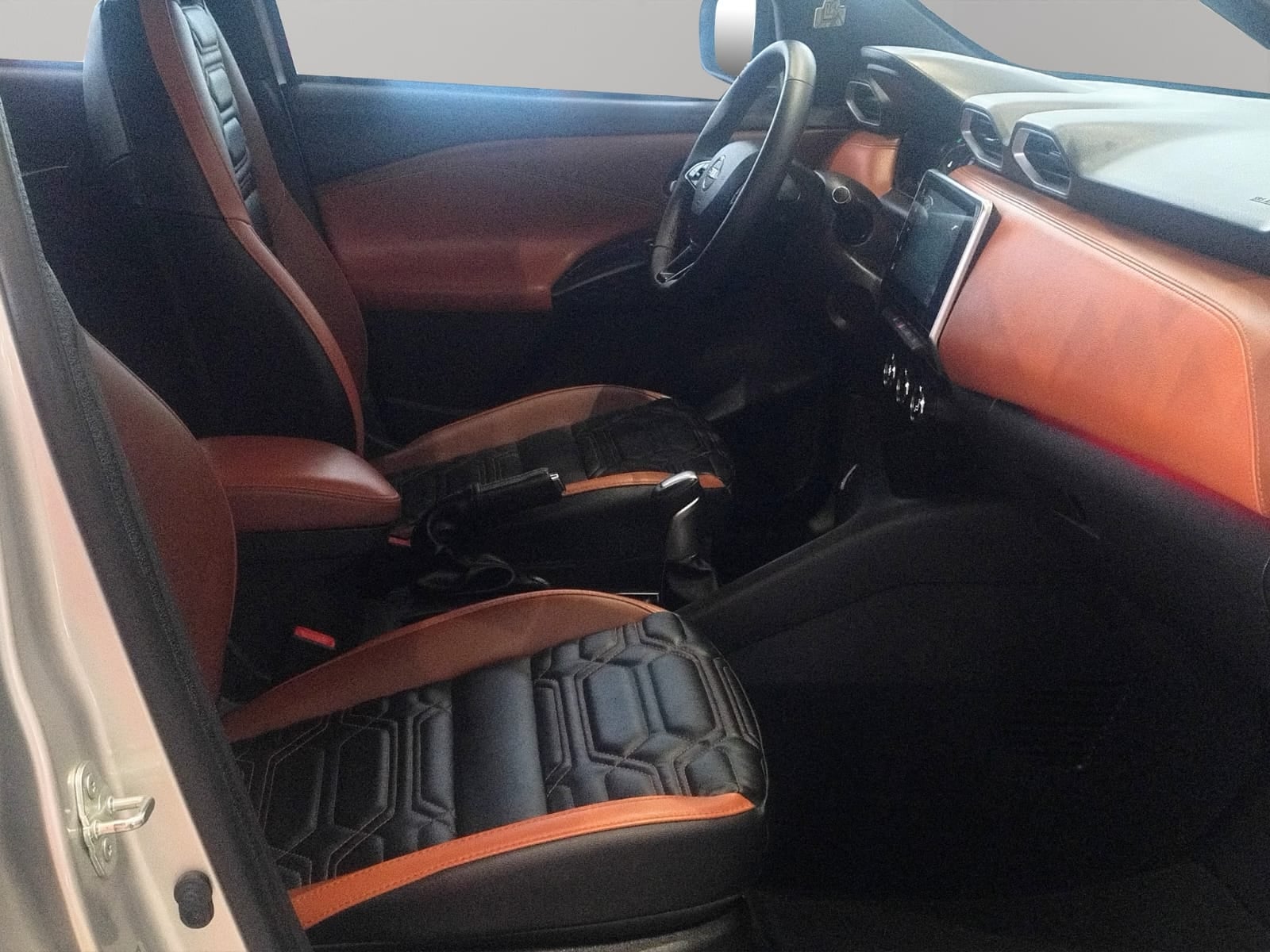 2025 Nissan Magnite VUD 5 pts. Exclusive, 1.0T, TM5, piel, RA-16