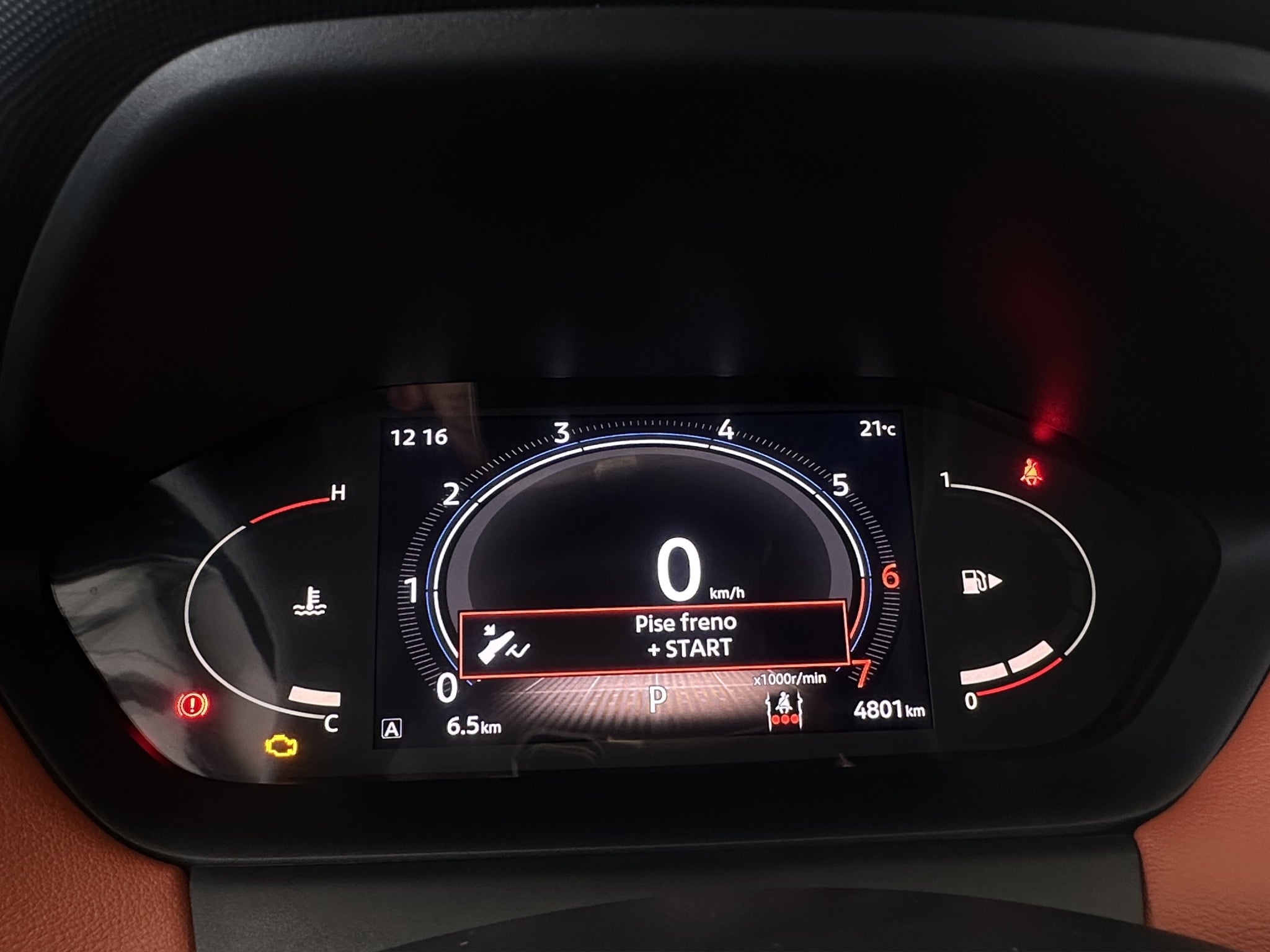 2025 Nissan Magnite VUD 5 pts. Exclusive, 1.0T, TM5, piel, RA-16