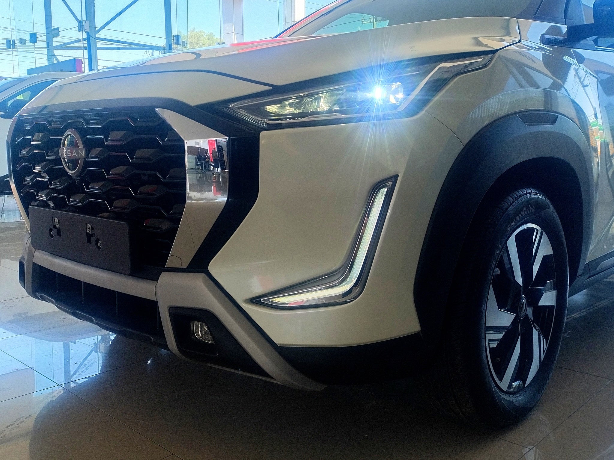 2025 Nissan Magnite VUD 5 pts. Exclusive, 1.0T, TM5, piel, RA-16