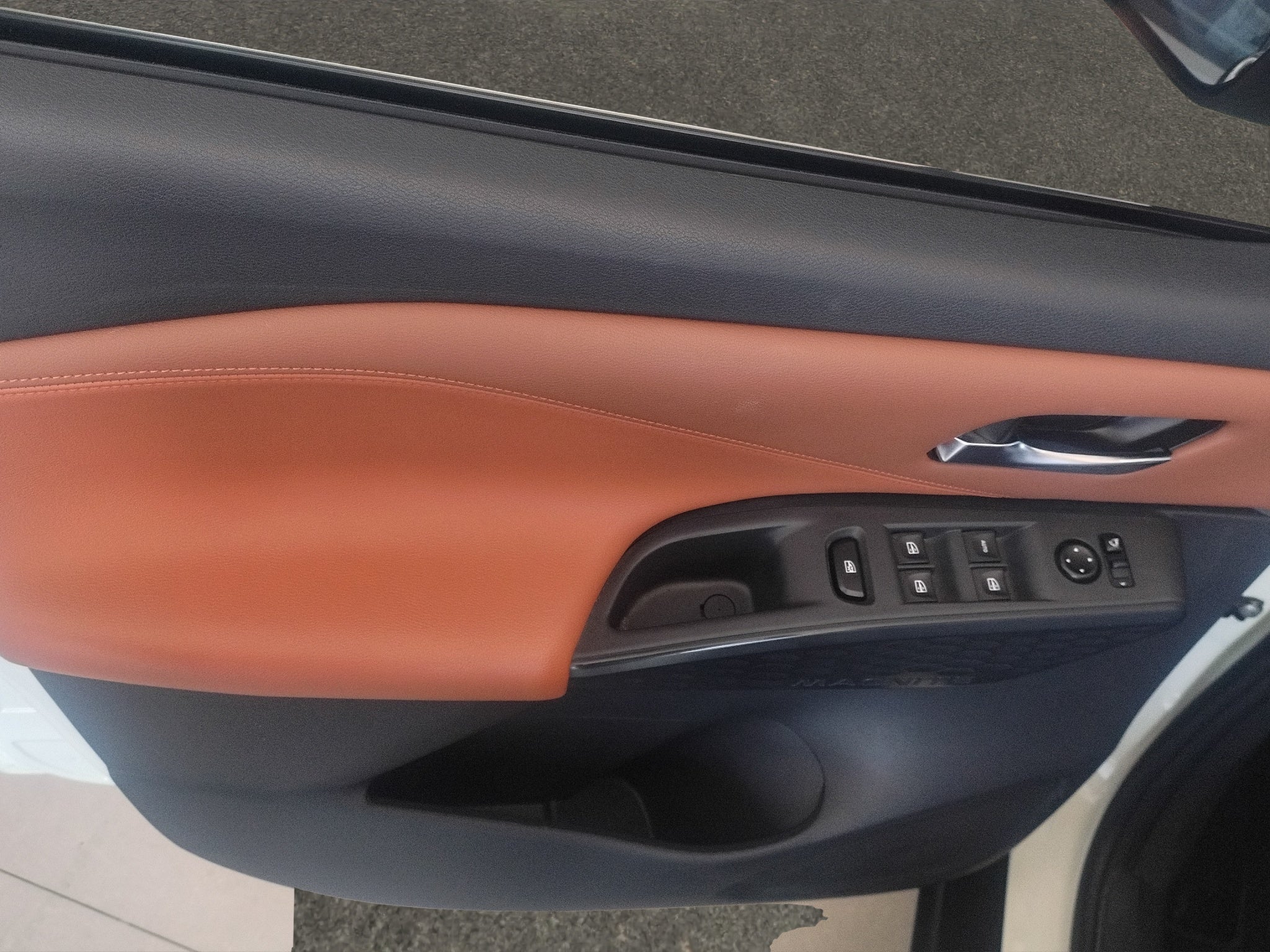 2025 Nissan Magnite VUD 5 pts. Exclusive, 1.0T, TM5, piel, RA-16