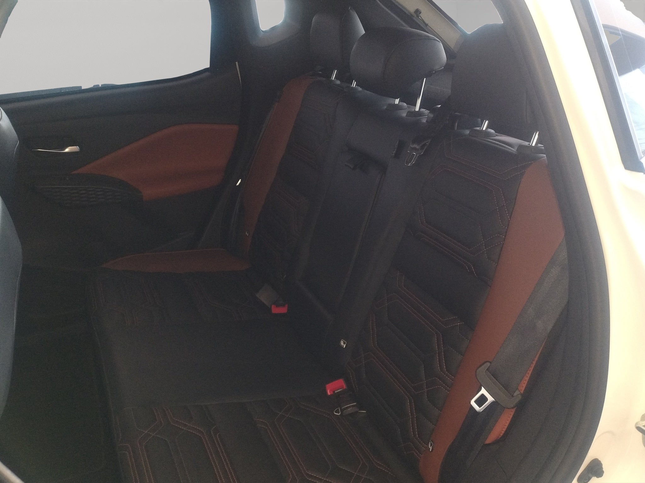 2025 Nissan Magnite VUD 5 pts. Exclusive, 1.0T, TM5, piel, RA-16