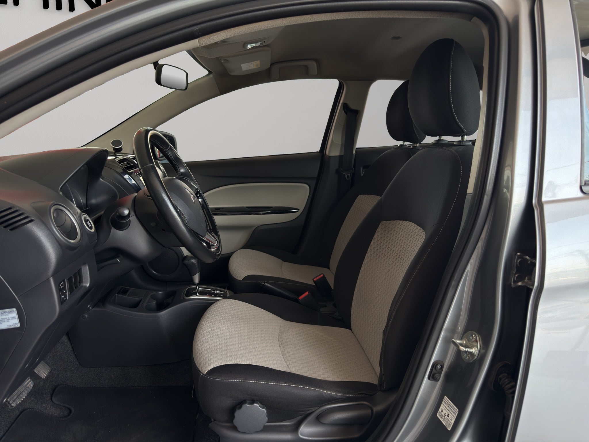 2017 Mitsubishi Mirage 5 pts. HB GLS, CVT, climatronic, VE, f. niebla, RA-15 (cambio de línea)