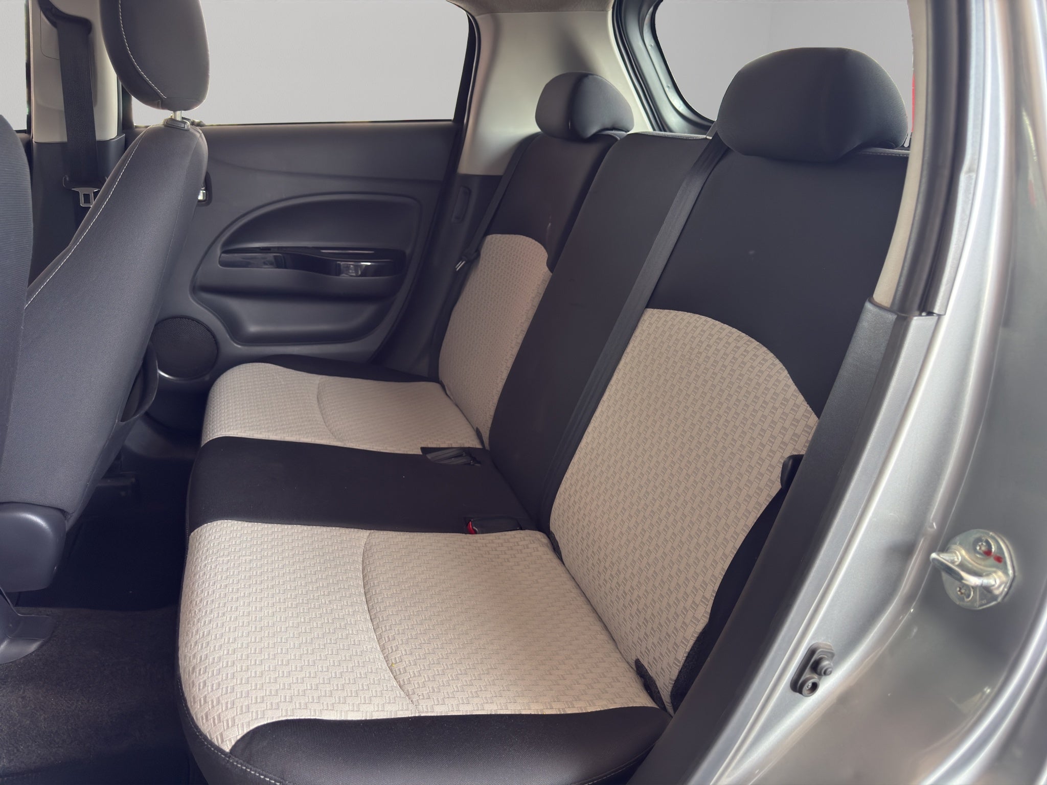 2017 Mitsubishi Mirage 5 pts. HB GLS, CVT, climatronic, VE, f. niebla, RA-15 (cambio de línea)