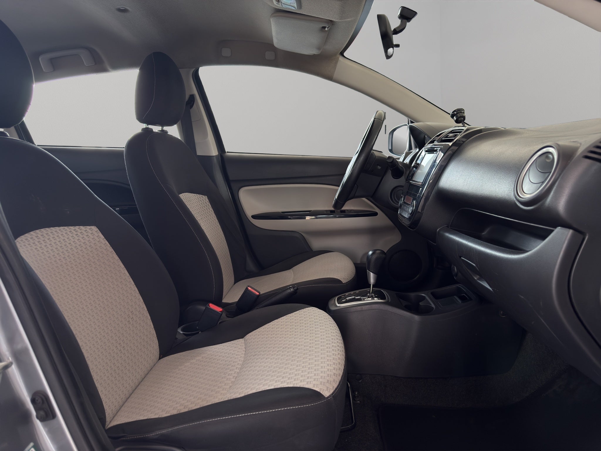 2017 Mitsubishi Mirage 5 pts. HB GLS, CVT, climatronic, VE, f. niebla, RA-15 (cambio de línea)