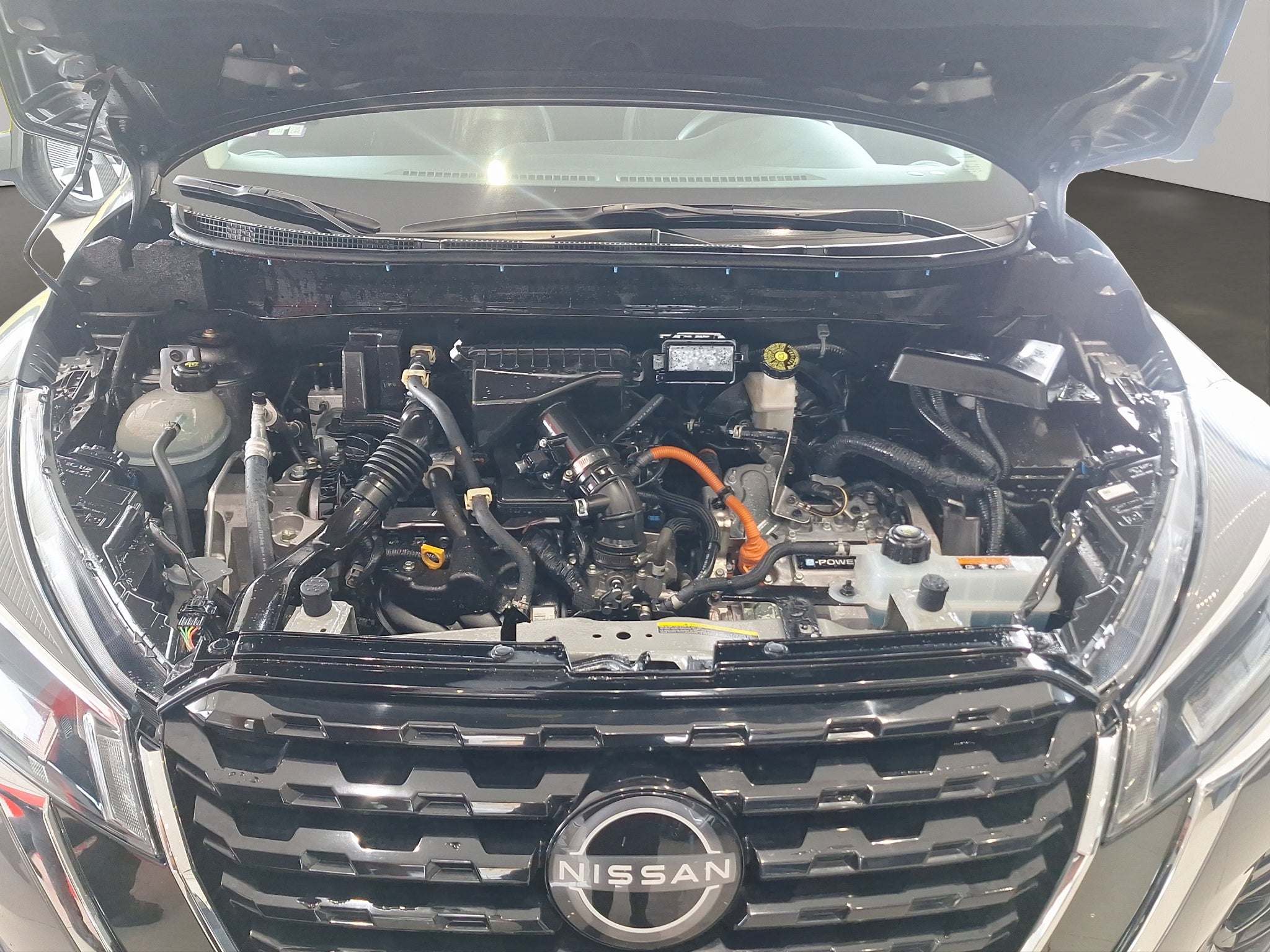 2024 Nissan Kicks VUD 5 pts. Platinum e-Power, E-REV, TA, piel, ADAS, RA-17 (línea anterior)