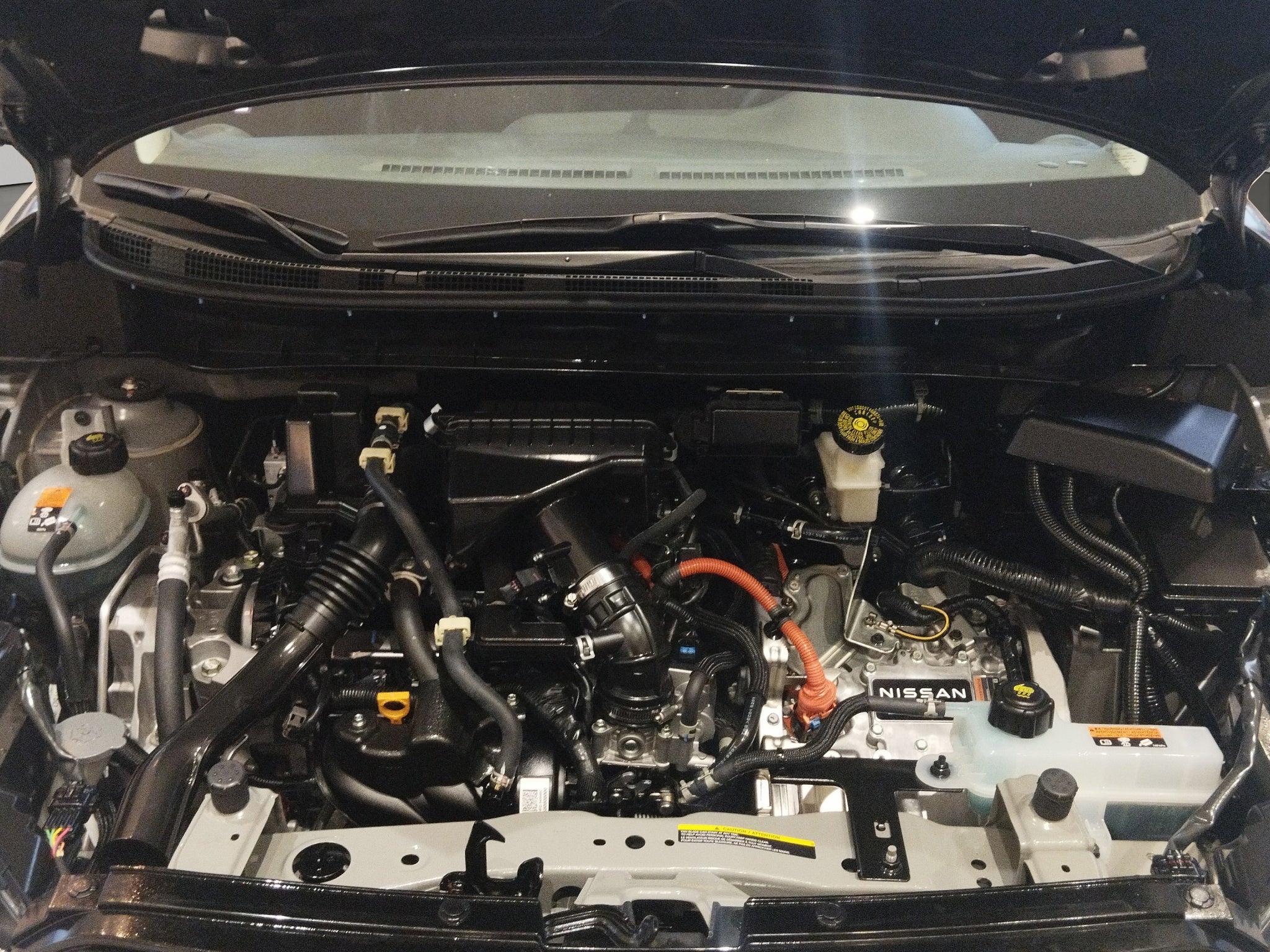 2025 Nissan Kicks VUD 5 pts. Play Exclusive e-Power, E-REV, TA, piel, RA-17 (línea nueva)